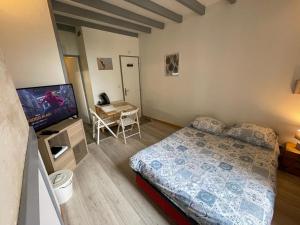 Appartements Le cosy- calme, ideale couple, business, longs sejours( WIFI, Netflix, stationnement public gratuit) : photos des chambres