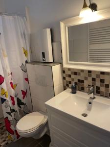 Büdchen am Rathaus-Parkplatz-Bett und Schlafcouch-EG-NETFLIX-