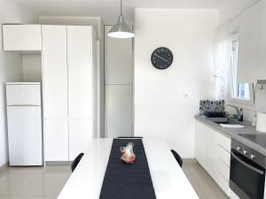 Bright & Cozy Home, 5 mins to Andros Town