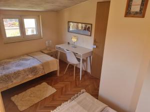 Greenview Apartment with Parking