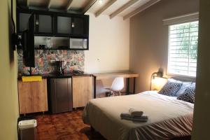 Studio apartment for 2 people in Poblado FRN105 By Roots Rentals