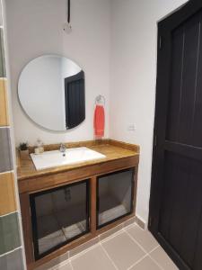 Studio apartment for 2 people in Poblado FRN105 By Roots Rentals
