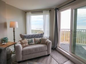 Carolina Beach Dreamin - light filled south side END unit, Ocean views from most rooms! Private beach access! condo
