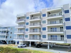 Carolina Beach Dreamin - light filled south side END unit, Ocean views from most rooms! Private beach access! condo
