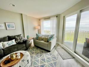 Carolina Beach Dreamin - light filled south side END unit, Ocean views from most rooms! Private beach access! condo
