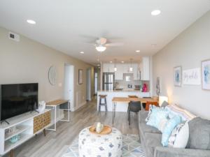Carolina Beach Dreamin - light filled south side END unit, Ocean views from most rooms! Private beach access! condo