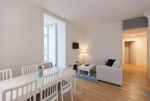 FLH Augustas Arch Bright Flat