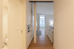 FLH Augustas Arch Bright Flat