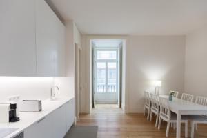 FLH Augustas Arch Bright Flat