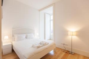 FLH Augustas Arch Bright Flat