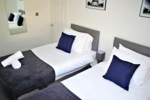 Contractors Bliss- 5-Bedroom House with Free Parking for 7 Guests, Super Fast Wifi- Fran Properties