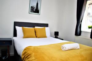 Contractors Bliss- 5-Bedroom House with Free Parking for 7 Guests, Super Fast Wifi- Fran Properties