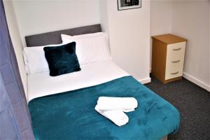 Contractors Bliss- 5-Bedroom House with Free Parking for 7 Guests, Super Fast Wifi- Fran Properties