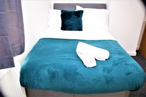 Contractors Bliss- 5-Bedroom House with Free Parking for 7 Guests, Super Fast Wifi- Fran Properties