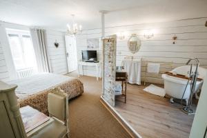 B&B / Chambres d'hotes Relais des combrailles : Chambre Double - Vue sur Jardin