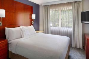 One Bedroom Suite Queen with Roll-In Shower - Mobility Accessible room in Sonesta ES Suites Atlanta Alpharetta Windward