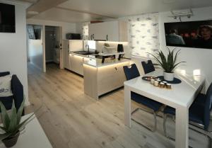 Floating house Maui