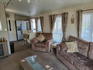 2BR-Sleeps6-Fireplace-Parking-Patio-Seaside
