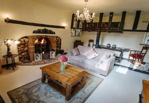 Elizabethan Manor House - Sleeps 2-4 - Parking