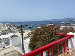 Elenitas Town house with Balcony and Sea View