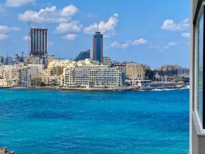 Sliema, Stylish 1 Bedroom Apartment with Parking.