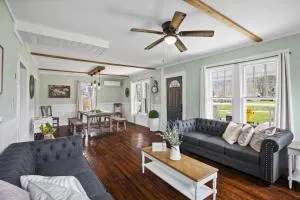 Charming 4 bedroom farmhouse with large backyard for entertaining - Creston