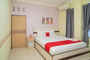 RedDoorz Syariah Near Lapangan Dwiwarna Barabai