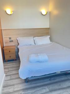 Spacious Entire Two Bedrooms Flat, H 3