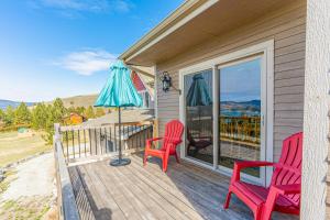 Spectacular lake-View retreat with Deck, Grill