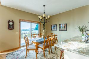 Spectacular lake-View retreat with Deck, Grill