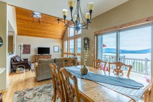 Spectacular lake-View retreat with Deck, Grill