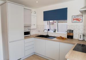 Lovely 2-bedroom Seaside Retreat with Free Parking