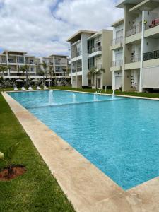 Bel appartement pied sur mer vue imprenable sur piscine et jardins