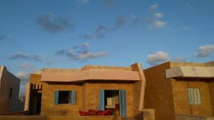 للإيجار في مطروح شاليه داخل قرية سياحية شاليه شايف البحر امتداد شاطئ الابيض البحر متاح لكن حمام السباحة هذا الصيف به أعمال صيانه 130