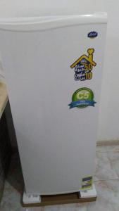 للإيجار في مطروح شاليه داخل قرية سياحية شاليه شايف البحر امتداد شاطئ الابيض البحر متاح لكن حمام السباحة هذا الصيف به أعمال صيانه 130