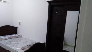 للإيجار في مطروح شاليه داخل قرية سياحية شاليه شايف البحر امتداد شاطئ الابيض البحر متاح لكن حمام السباحة هذا الصيف به أعمال صيانه 130