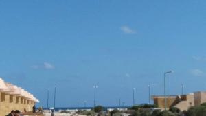 للإيجار في مطروح شاليه داخل قرية سياحية شاليه شايف البحر امتداد شاطئ الابيض البحر متاح لكن حمام السباحة هذا الصيف به أعمال صيانه 130