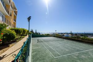 BnB Homes Ocean view Apartment with panoramic Terrace, 2 Swimming pools & Tennis court