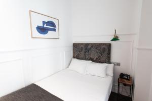 Budget Double Room with Balcony room in Hotel Trueba