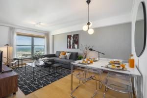 WHome Panoramic View with Elevator, AC, Garage perfect for Families & Business Travellers