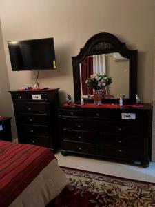 Luxury Manor 2 Bedroom 1 Bathroom House welectric fireplace,