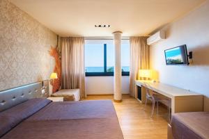 Triple Room with Sea View room in Hotel San Francisco