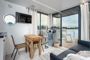 Lemuria Houseboat - pływający domek na wodzie