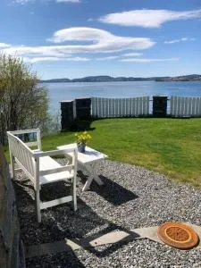 Koselig nyoppusset 3 roms leilighet med egen parkeringsplass i rolige omgivelse nær sjøen, 2 mil nord for Bergen sentrum. - Hjelmås Koselig nyoppusset 3 roms leilighet med egen parkeringsplass i rolige omgivelse nær sjøen, 2 mil nord for Bergen sentrum. - Hjelmås