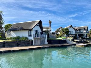 CANAL GUEST HOUSE - Waterfront Luxury B&B - SOLAR POWERED