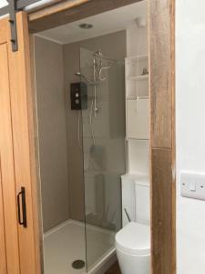 1 Bed Flat - Sleeps 4 - Garden - Parking - Wifi