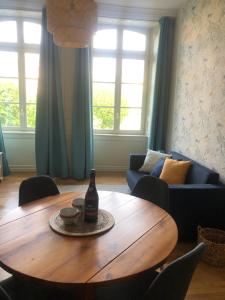 Appartements L'Aparthe Dinan - Vue sur la place du marche : photos des chambres