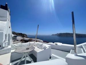 Grand Cave with Outdoor Hot Tub and Caldera View room in Marizan Caves & Villas