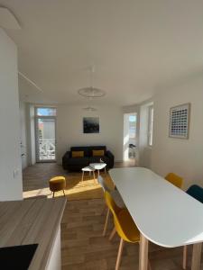 Appartement rénové dans villa dexception face à la mer
