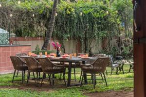 SaffronStays Casa Del Palms - 8BR luxury pool villa with gazebo, pickleball, bar & lawns near Nagaon Beach